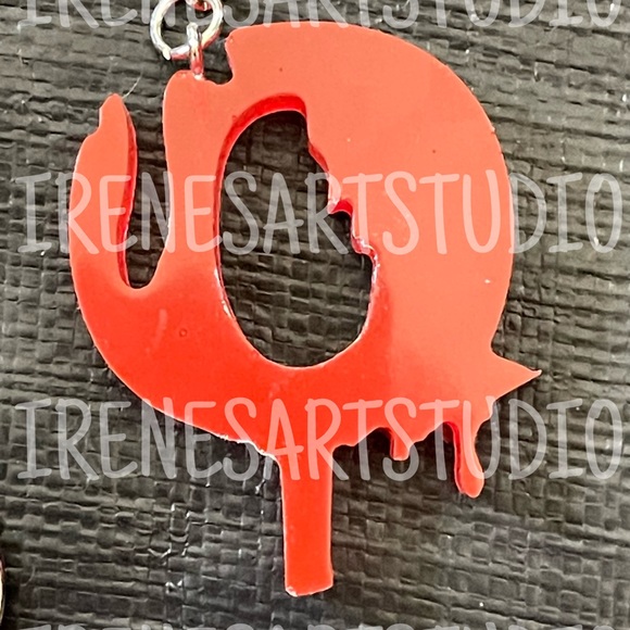 HORROR LETTER Q KEYCHAIN - Picture 1 of 1